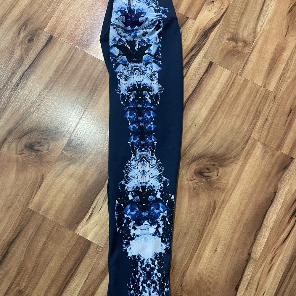 Alo Yoga High Waist Airbrush Leggings in the Dark Crystal Sky pattern Sz M - Picture 3 of 7